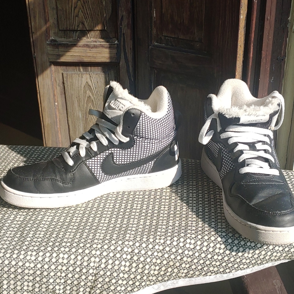 Nike Size 9 womens black and white grid Hi tops